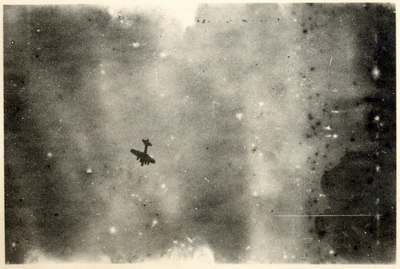 606272 Afbeelding van een Amerikaanse B-17 vliegtuigen boven de stad Utrecht om voedselpakketten af te werpen in het ...